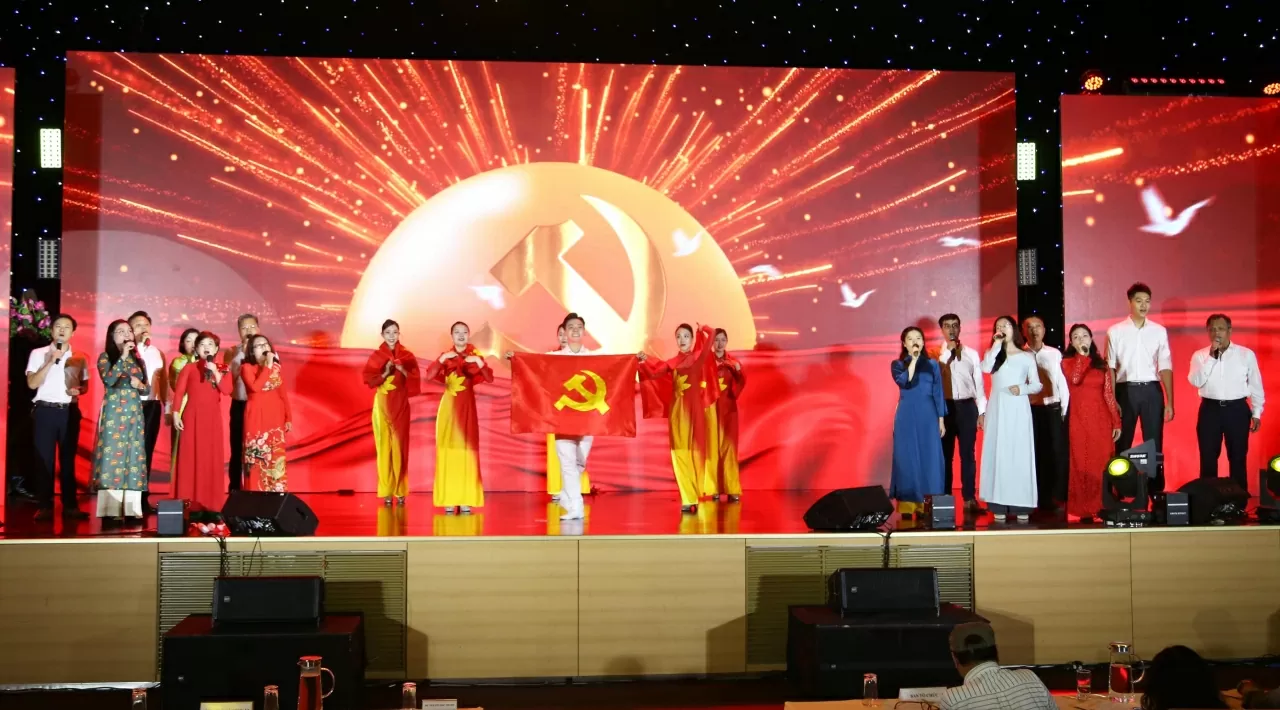 Mashup Lá cờ Đảng - Đảng là cuộc sống của tôi của Văn phòng Đảng ủy - Đoàn thể - Vụ tổ chức cán bộ - Vụ Chính sách đối ngoại - Báo TG&VN. Mashup Lá cờ Đảng - Đảng là cuộc sống của tôi của Văn phòng Đảng ủy - Đoàn thể - Vụ tổ chức cán bộ - Vụ Chính sách đối ngoại - Báo TG&VN.