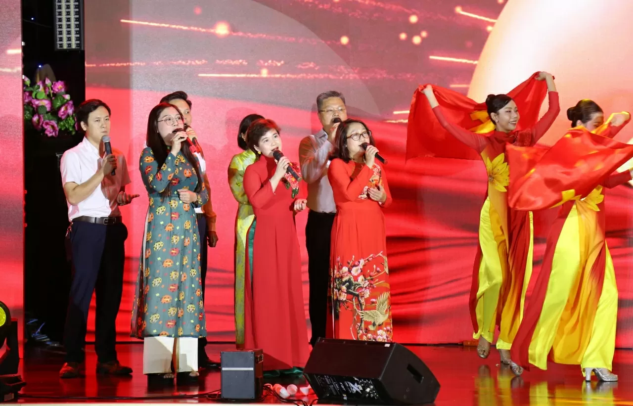 Mashup Lá cờ Đảng - Đảng là cuộc sống của tôi của Văn phòng Đảng ủy - Đoàn thể - Vụ tổ chức cán bộ - Vụ Chính sách đối ngoại - Báo TG&VN. Mashup Lá cờ Đảng - Đảng là cuộc sống của tôi của Văn phòng Đảng ủy - Đoàn thể - Vụ tổ chức cán bộ - Vụ Chính sách đối ngoại - Báo TG&VN.