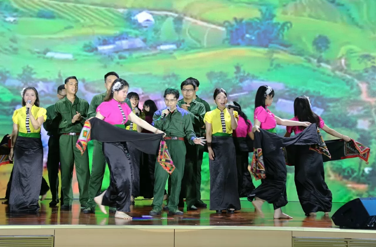 Tiết mục Chiếc khăn phiêu của Ủy ban Nhà nước về Người Việt Nam ở nước ngoài. Tiết mục Chiếc khăn phiêu của Ủy ban Nhà nước về Người Việt Nam ở nước ngoài.