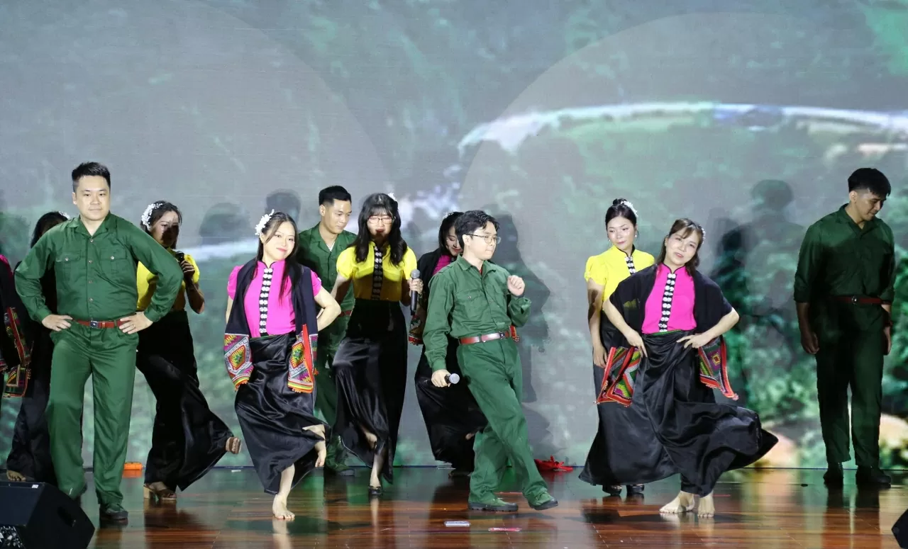 Tiết mục Chiếc khăn phiêu của Ủy ban Nhà nước về Người Việt Nam ở nước ngoài. Tiết mục Chiếc khăn phiêu của Ủy ban Nhà nước về Người Việt Nam ở nước ngoài.