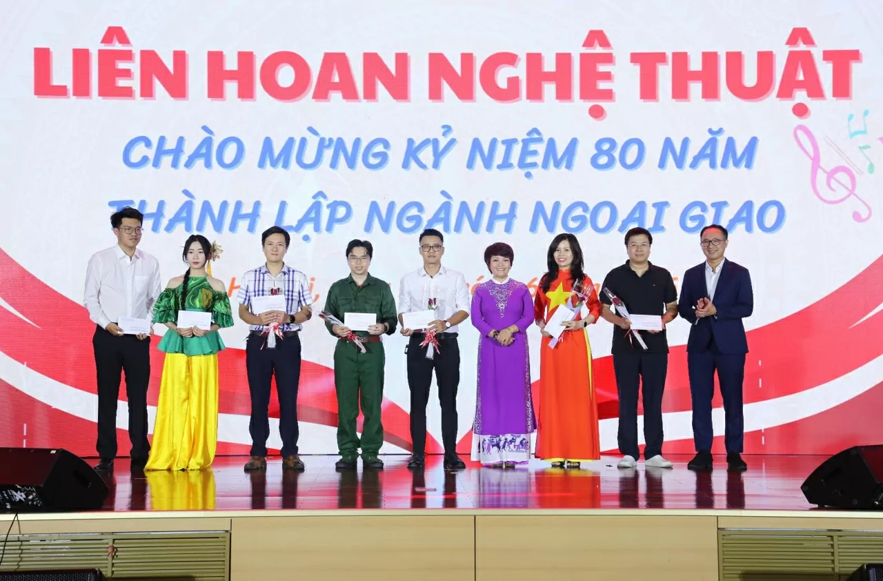 Kết thúc chương trình là phần trao giải. Giải khuyến khích thuộc về những đơn vị: Cục Phục vụ Ngoại giao đoàn; Cục Quản trị tài vụ; Báo Thế giới & Việt Nam; Cục Cơ yếu và công nghệ thông tin; Học viện Ngoại giao (2 tiết mục); Ủy ban Nhà nước người Việt Nam ở nước ngoài; Kết thúc chương trình là phần trao giải. Giải khuyến khích thuộc về những đơn vị: Cục Phục vụ Ngoại giao đoàn; Cục Quản trị tài vụ; Báo Thế giới & Việt Nam; Cục Cơ yếu và công nghệ thông tin; Học viện Ngoại giao (2 tiết mục); Ủy ban Nhà nước người Việt Nam ở nước ngoài;