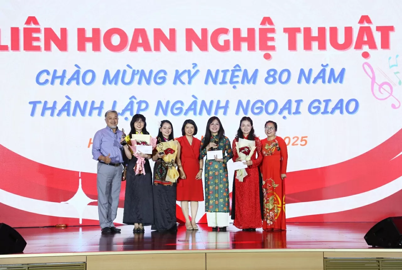 Giải ba thuộc về tiết mục của các đơn vị: Anh Đoãn Khánh Tâm từ Ủy ban Biên giới Quốc gia; Ủy ban Nhà nước về người Việt Nam ở nước ngoài với tiết mục Chiêc khăn Piêu; Văn phòng Đảng ủy đoàn thể vụ Tổ chức cán bộ - Vụ chính sách đối ngoại - Báo TG&VN. Giải ba thuộc về tiết mục của các đơn vị: Anh Đoãn Khánh Tâm từ Ủy ban Biên giới Quốc gia; Ủy ban Nhà nước về người Việt Nam ở nước ngoài với tiết mục Chiêc khăn Piêu; Văn phòng Đảng ủy đoàn thể vụ Tổ chức cán bộ - Vụ chính sách đối ngoại - Báo TG&VN.