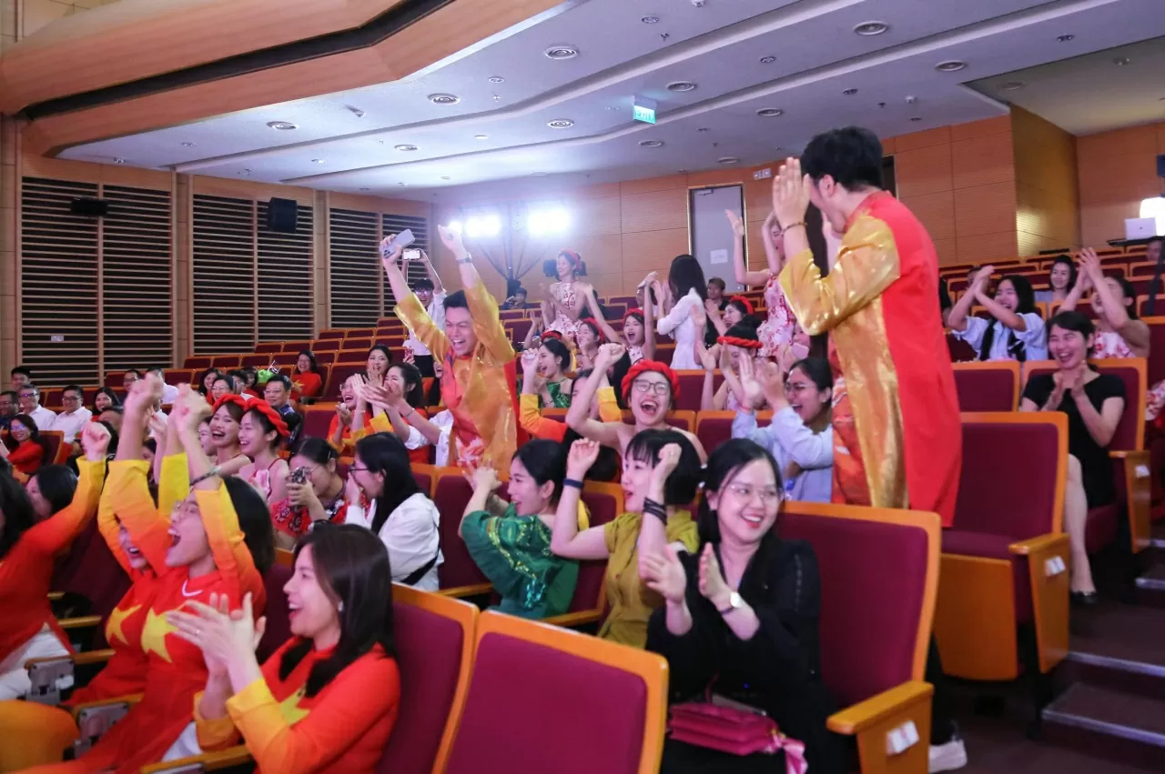 Học viện Ngoại giao không giấu nổi hạnh phúc khi giành được giải nhất cuộc thi. Học viện Ngoại giao không giấu nổi hạnh phúc khi giành được giải nhất cuộc thi.