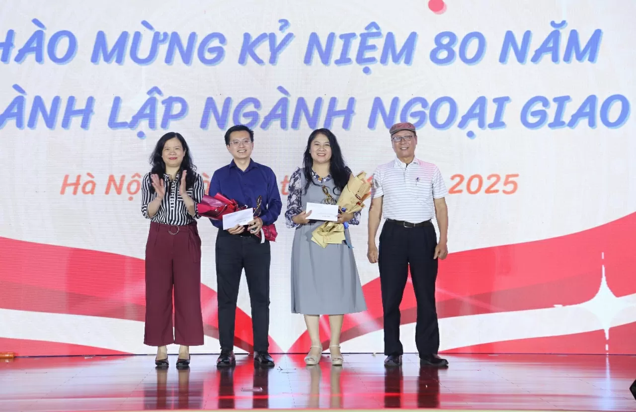 Giải nhì thuộc về 2 tiết mục: Đàn đá của CLB Âm nhạc đối ngoại - Công đoàn Bộ; Mẹ yêu con của Trần Tuấn Anh, Vụ Đông Bắc Á. Giải nhì thuộc về 2 tiết mục: Đàn đá của CLB Âm nhạc đối ngoại - Công đoàn Bộ; Mẹ yêu con của Trần Tuấn Anh, Vụ Đông Bắc Á.