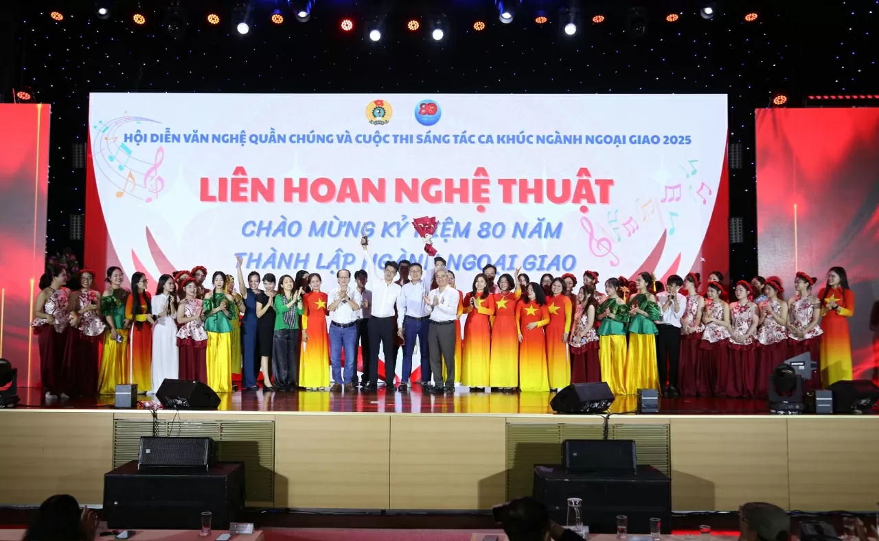 Giải nhất Liên hoan nghệ thuật chào mừng kỷ niệm 80 năm thành lập Ngành ngoại giao thuộc về Học viện Ngoại giao. Giải nhất Liên hoan nghệ thuật chào mừng kỷ niệm 80 năm thành lập Ngành ngoại giao thuộc về Học viện Ngoại giao.