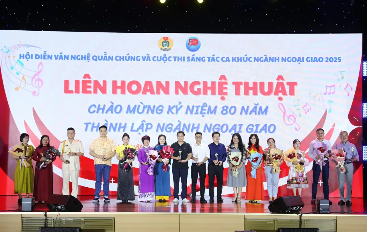 Ban tổ chức tặng kỷ niệm chương cho 13 đơn vị đăng ký tham gia dự thi Liên hoan nghệ thuật chào mừng kỷ niệm 80 năm thành lập Ngành ngoại giao. Ban tổ chức tặng kỷ niệm chương cho 13 đơn vị đăng ký tham gia dự thi Liên hoan nghệ thuật chào mừng kỷ niệm 80 năm thành lập Ngành ngoại giao.