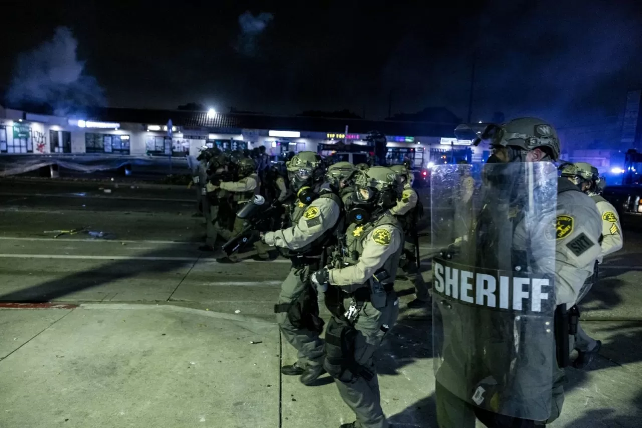 chính quyền Tổng thống Trump không khoan nhượng với các hành động tội phạm và bạo lực, nhất là việc tấn công lực lượng thực thi pháp luật.(Nguồn: NBC News) chính quyền Tổng thống Trump không khoan nhượng với các hành động tội phạm và bạo lực, nhất là việc tấn công lực lượng thực thi pháp luật.(Nguồn: NBC News)