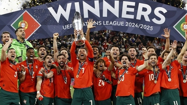 Ronaldo không dám nhìn Neves sút 11m, bật khóc khi Bồ Đào Nha vô địch UEFA Nations League