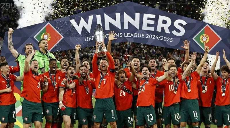 Ronaldo không dám nhìn Neves sút 11m, bật khóc khi Bồ Đào Nha vô địch UEFA Nations League Ronaldo không dám nhìn Neves sút 11m, bật khóc khi Bồ Đào Nha vô địch UEFA Nations League