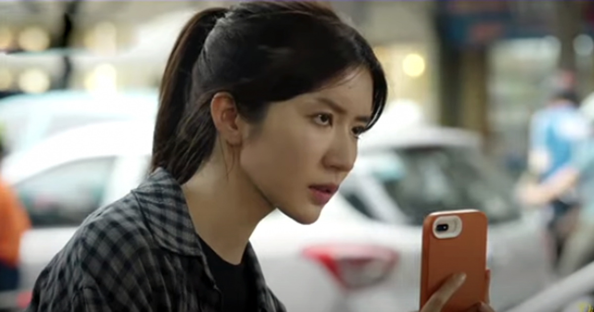 Dịu dàng màu nắng tập 6: Xuân lén ghi hình chị dâu lên xe sang của người đàn ông lạ Dịu dàng màu nắng tập 6: Xuân lén ghi hình chị dâu lên xe sang của người đàn ông lạ