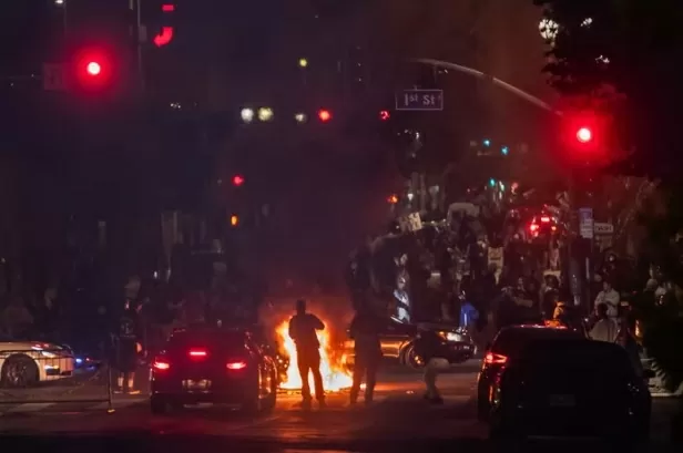 Khủng hoảng nhập cư Mỹ: Los Angels chẳng khác 'chảo lửa', Tổng thống Trump đưa 2.000 lính Vệ binh đến, đụng độ càng trở nên dữ dội