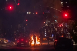 Khủng hoảng nhập cư Mỹ: Los Angels chẳng khác 'chảo lửa', Tổng thống Trump đưa 2.000 lính vệ binh đến, đụng độ càng trở nên dữ dội