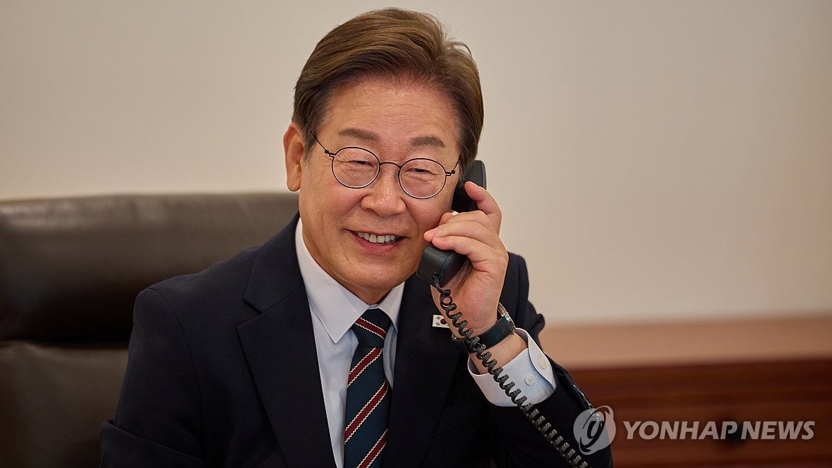 Đây là nhà lãnh đạo nước ngoài thứ 2 mà tân Tổng thống Hàn Quốc điện đàm sau ông Donald Trump