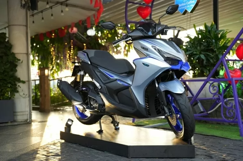 Yamaha NVX 2025 (còn được gọi là NVX V3 hoặc Aerox Alpha tại thị trường Indonesia) sở hữu một diện mạo hoàn toàn khác biệt so với thế hệ tiền nhiệm Yamaha NVX 2025 (còn được gọi là NVX V3 hoặc Aerox Alpha tại thị trường Indonesia) sở hữu một diện mạo hoàn toàn khác biệt so với thế hệ tiền nhiệm