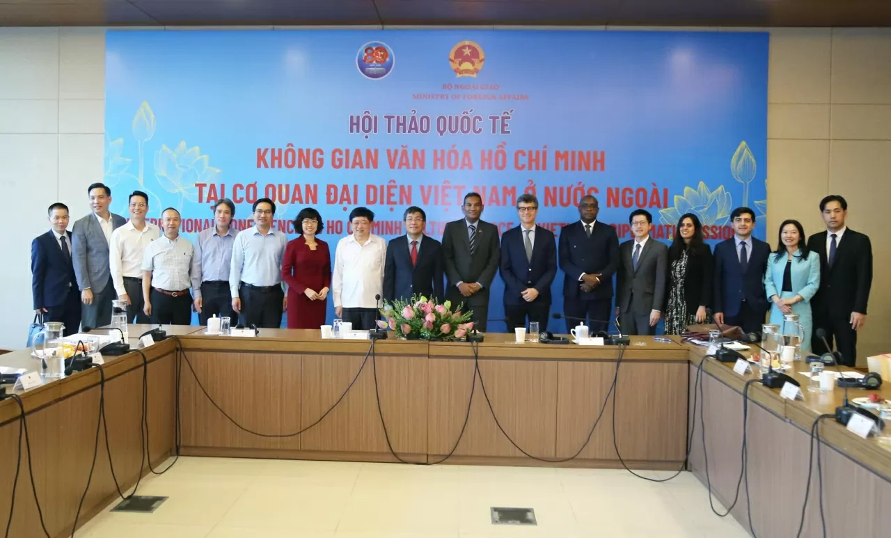 Các đại biểu tham dự Hội thảo chụp ảnh lưu niệm. (Ảnh: Thành Long) Các đại biểu tham dự Hội thảo chụp ảnh lưu niệm. (Ảnh: Thành Long)