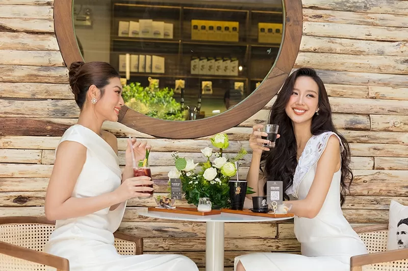Hoa hậu Bảo Ngọc và Hoa hậu Thiên Ân yêu thích thưởng thức cà phê trong không gian Thế giới cà phê Trung Nguyên Legend (số 7 Nguyễn Văn Chiêm, Quận 1, Tp. HCM) Hoa hậu Bảo Ngọc và Hoa hậu Thiên Ân yêu thích thưởng thức cà phê trong không gian Thế giới cà phê Trung Nguyên Legend (số 7 Nguyễn Văn Chiêm, Quận 1, Tp. HCM)