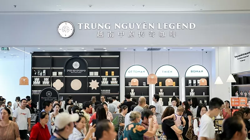 Hệ thống quán Trung Nguyên Legend liên tục mở rộng tại Mỹ, Trung Quốc và trên toàn cầu mang đến những ly cà phê tuyệt hảo và những trải nghiệm văn hóa cà phê Việt Nam đặc sắc cho khách quốc tế. Hệ thống quán Trung Nguyên Legend liên tục mở rộng tại Mỹ, Trung Quốc và trên toàn cầu mang đến những ly cà phê tuyệt hảo và những trải nghiệm văn hóa cà phê Việt Nam đặc sắc cho khách quốc tế.