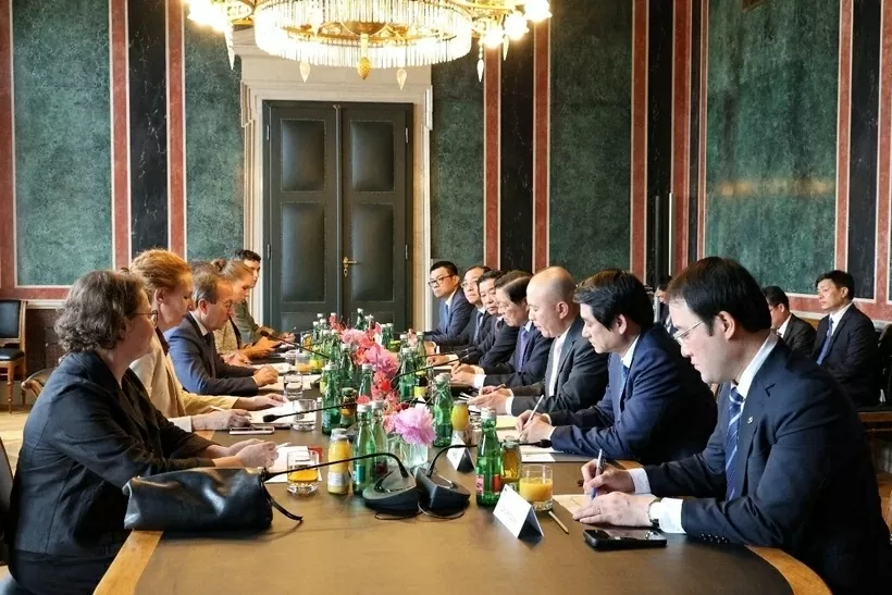 Ông Phan Đình Trạc, Ủy viên Bộ Chính trị, Bí thư Trung ương Đảng, Trưởng Ban Nội chính Trung ương chụp ảnh lưu niệm cùng đại diện kiều bào Việt Nam tại Áo trong khuôn viên Đại sứ quán Việt Nam. (Ảnh: Thu Hằng/TTXVN)