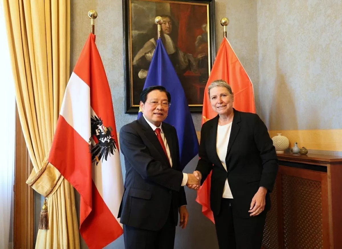 Ông Phan Đình Trạc, Ủy viên Bộ Chính trị, Bí thư Trung ương Đảng, Trưởng Ban Nội chính Trung ương và bà Eva Marek, Phó Chánh án Tòa án Tối cao Áo. (Ảnh: Thu Hằng/TTXVN)