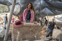 Israel: Phát hiện quan tài cổ bằng đá cẩm thạch, chạm khắc tinh xảo cảnh trong thần thoại