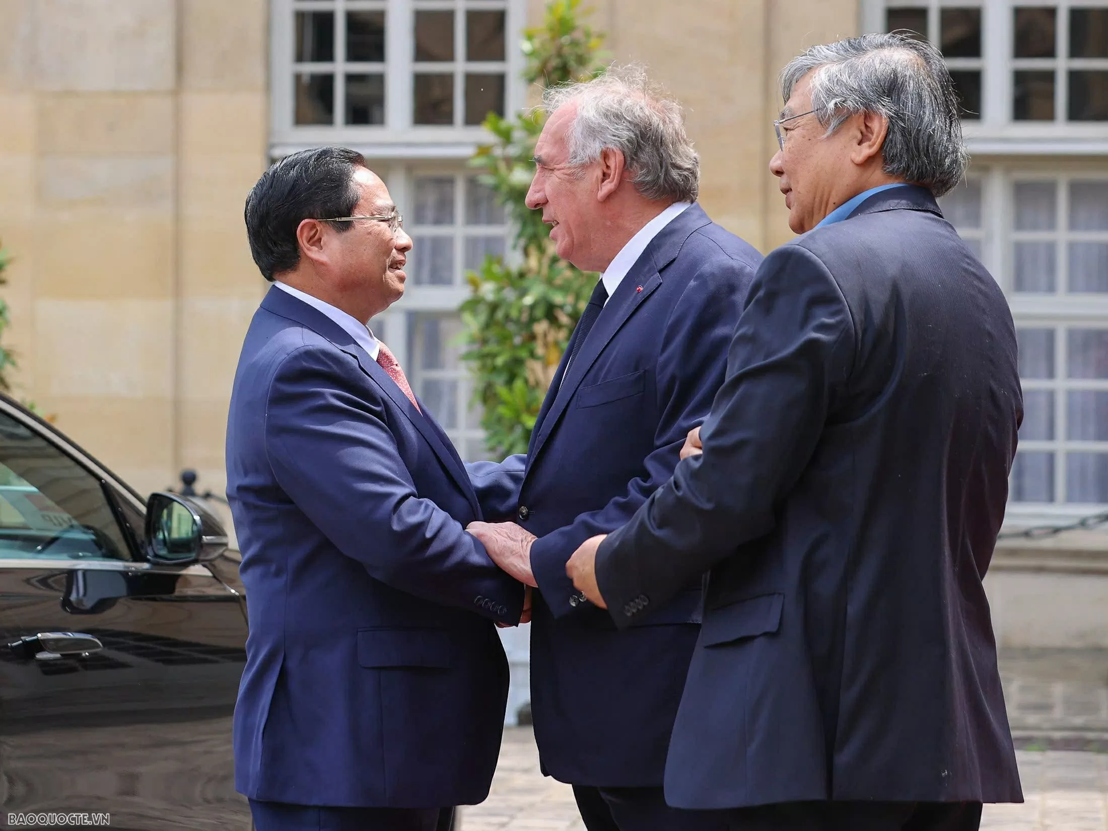 Thủ tướng Pháp Francois Bayrou đón Thủ tướng Phạm Minh Chính. (Ảnh: Minh Nhật) Thủ tướng Pháp Francois Bayrou đón Thủ tướng Phạm Minh Chính. (Ảnh: Minh Nhật)