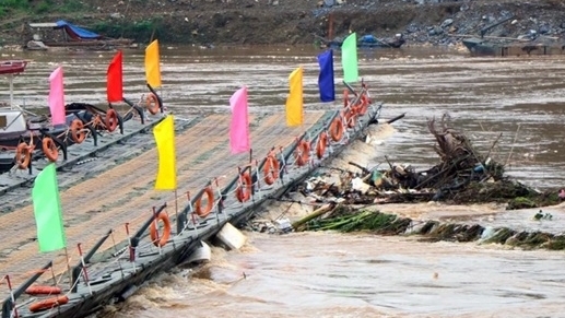 Cầu phao Phong Châu tạm dừng hoạt động khi mực nước sông Hồng lên cao, chảy xiết