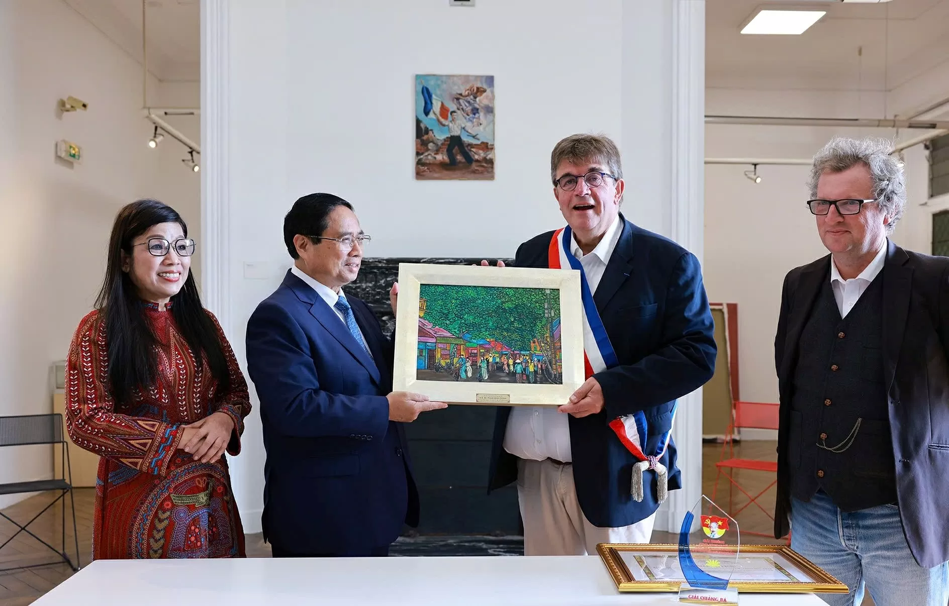 Lãnh đạo thành phố Montreuil đón Thủ tướng Chính phủ Phạm Minh Chính và Phu nhân - Ảnh: VGP/Nhật Bắc