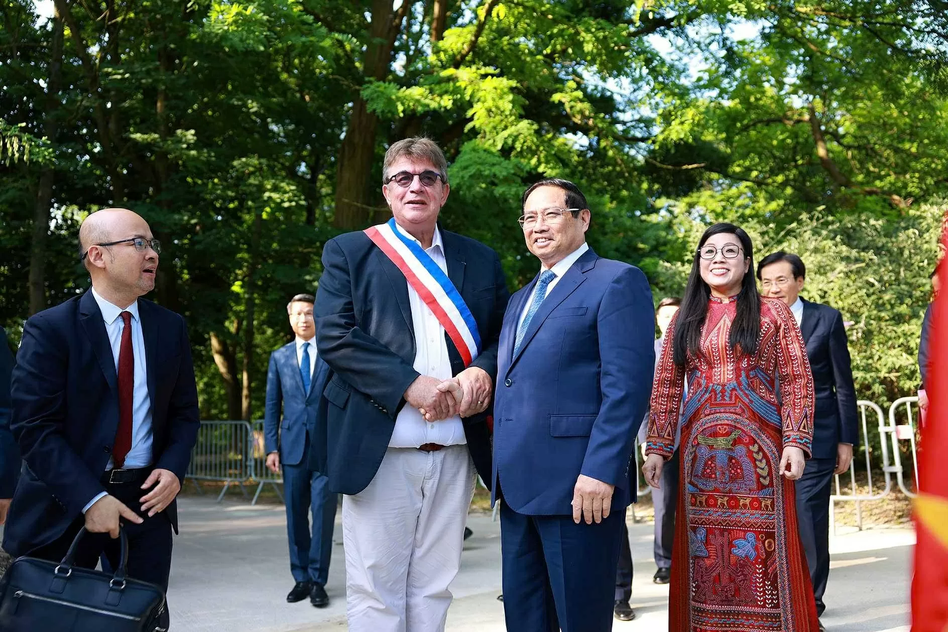 Thủ tướng Phạm Minh Chính và Phu nhân cùng các đại biểu tưởng niệm Chủ tịch Hồ Chí Minh - Ảnh: VGP/Nhật Bắc