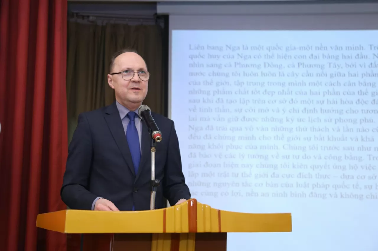 Đại sứ Đặc mệnh Toàn quyền Liên bang Nga tại Việt Nam Gennady Stepanovich Bezdetko phatr biểu khai mạc buổi lễ. (Ảnh: Thành Long) Đại sứ Đặc mệnh Toàn quyền Liên bang Nga tại Việt Nam Gennady Stepanovich Bezdetko phatr biểu khai mạc buổi lễ. (Ảnh: Thành Long)