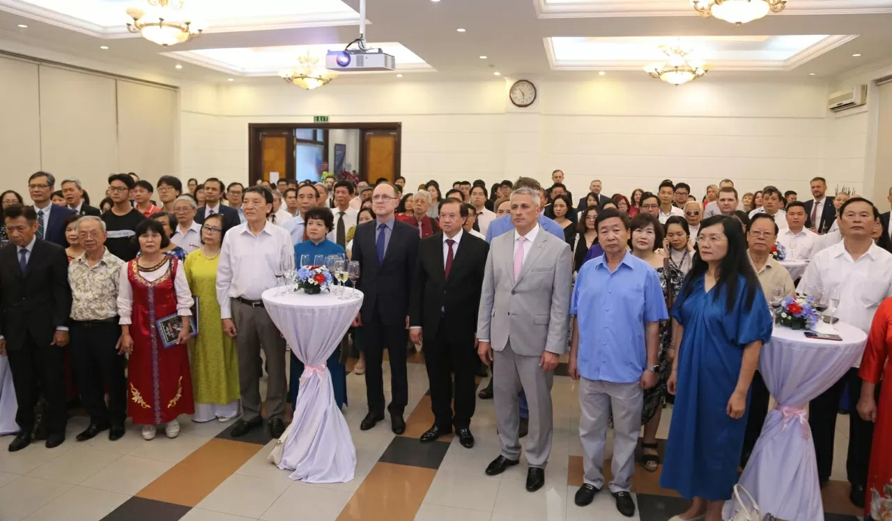 Buổi lễ còn có sự tham gia của những cán bộ từng công tác tại xứ sở bạch dương , cựu du học sinh, đại diện các tổ chức và Đại sứ quán Liên bang Nga tại Việt Nam. (Ảnh: Thành Long) Buổi lễ còn có sự tham gia của những cán bộ từng công tác tại xứ sở bạch dương , cựu du học sinh, đại diện các tổ chức và Đại sứ quán Liên bang Nga tại Việt Nam. (Ảnh: Thành Long)