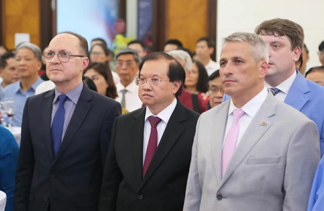 Lần lượt từ trái qua phải Đại sứ Đặc mệnh Toàn quyền Liên bang Nga tại Việt Nam Gennady Stepanovich Bezdetko; Thứ trưởng Bộ Văn hóa, Thể thao & Du lịch Tạ Quang Đông và Đại sứ Đặc mệnh Toàn quyền Cộng hòa Belarus tại Việt Nam Vladimir Vladimirovich Borovikov. (Ảnh: Thành Long)