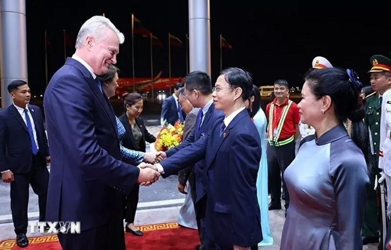 Tổng thống Cộng hòa Lithuania và Phu nhân đến Hà Nội, bắt đầu chuyến thăm chính thức Việt Nam Tổng thống Cộng hòa Lithuania và Phu nhân đến Hà Nội, bắt đầu chuyến thăm chính thức Việt Nam