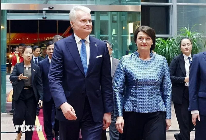 Tổng thống Cộng hòa Lithuania và Phu nhân đến Hà Nội, bắt đầu chuyến thăm chính thức Việt Nam Tổng thống Cộng hòa Lithuania và Phu nhân đến Hà Nội, bắt đầu chuyến thăm chính thức Việt Nam