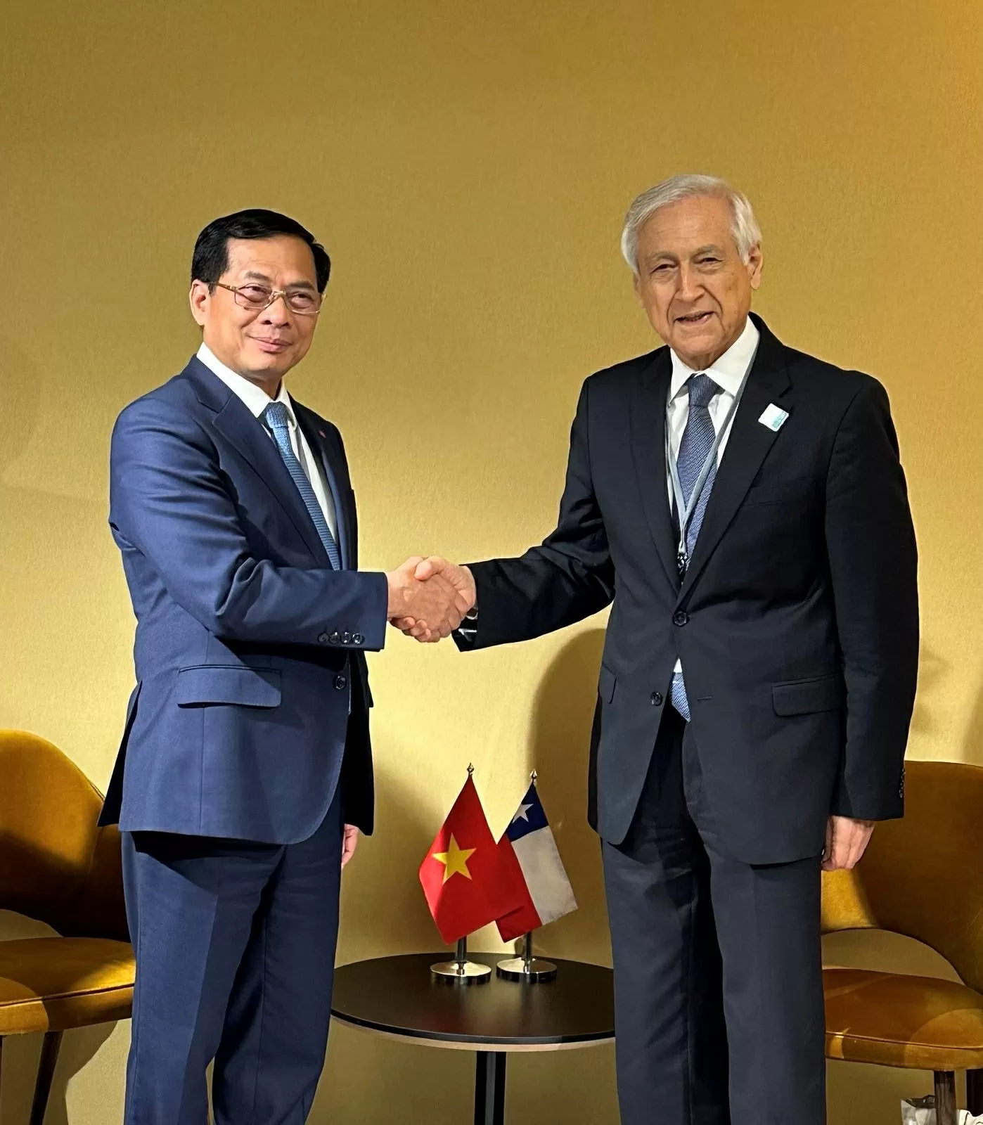 Phó Thủ tướng, Bộ trưởng Bùi Thanh Sơn và Đặc phái viên của Tổng thống Chile Heraldo Munoz Phó Thủ tướng, Bộ trưởng Bùi Thanh Sơn và Đặc phái viên của Tổng thống Chile Heraldo Munoz