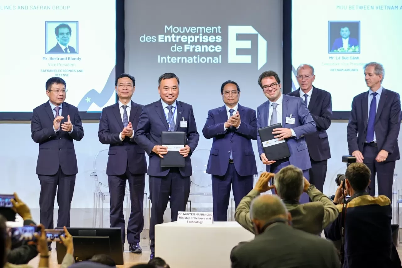 Thủ tướng chứng kiến lễ trao bản ghi nhớ (MOU) giữa Vietnam Airlines và Tập đoàn Safran Electronics &Defense về thỏa thuận thuê hệ thống phân tích dữ liệu bay giai đoạn từ năm 2026-2030 - Ảnh: VGP/Nhật Bắc