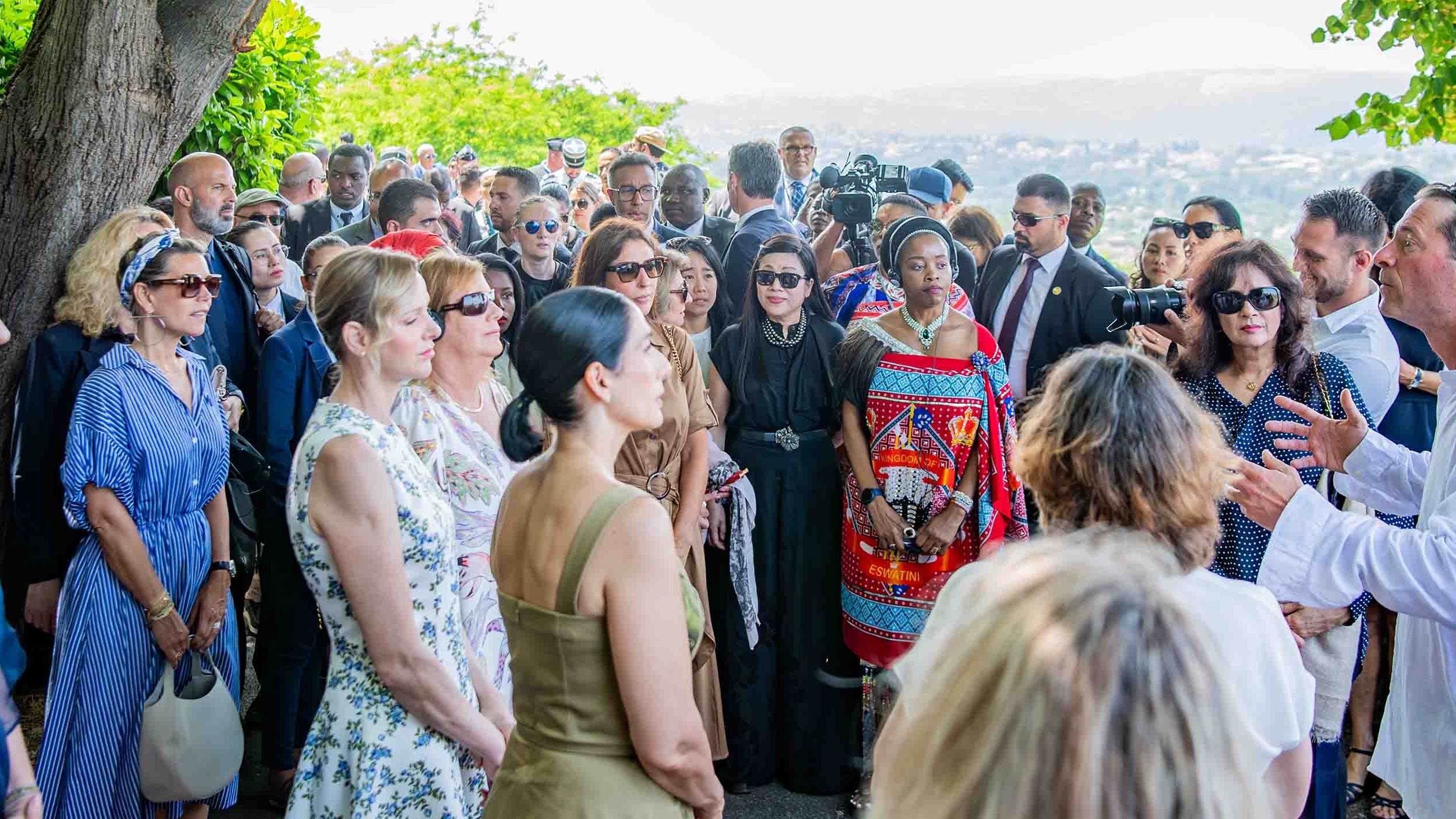 Phu nhân Thủ tướng cùng phu nhân, phu quân các nước dự Hội nghị UNOC 3 tham quan làng cổ Pháp