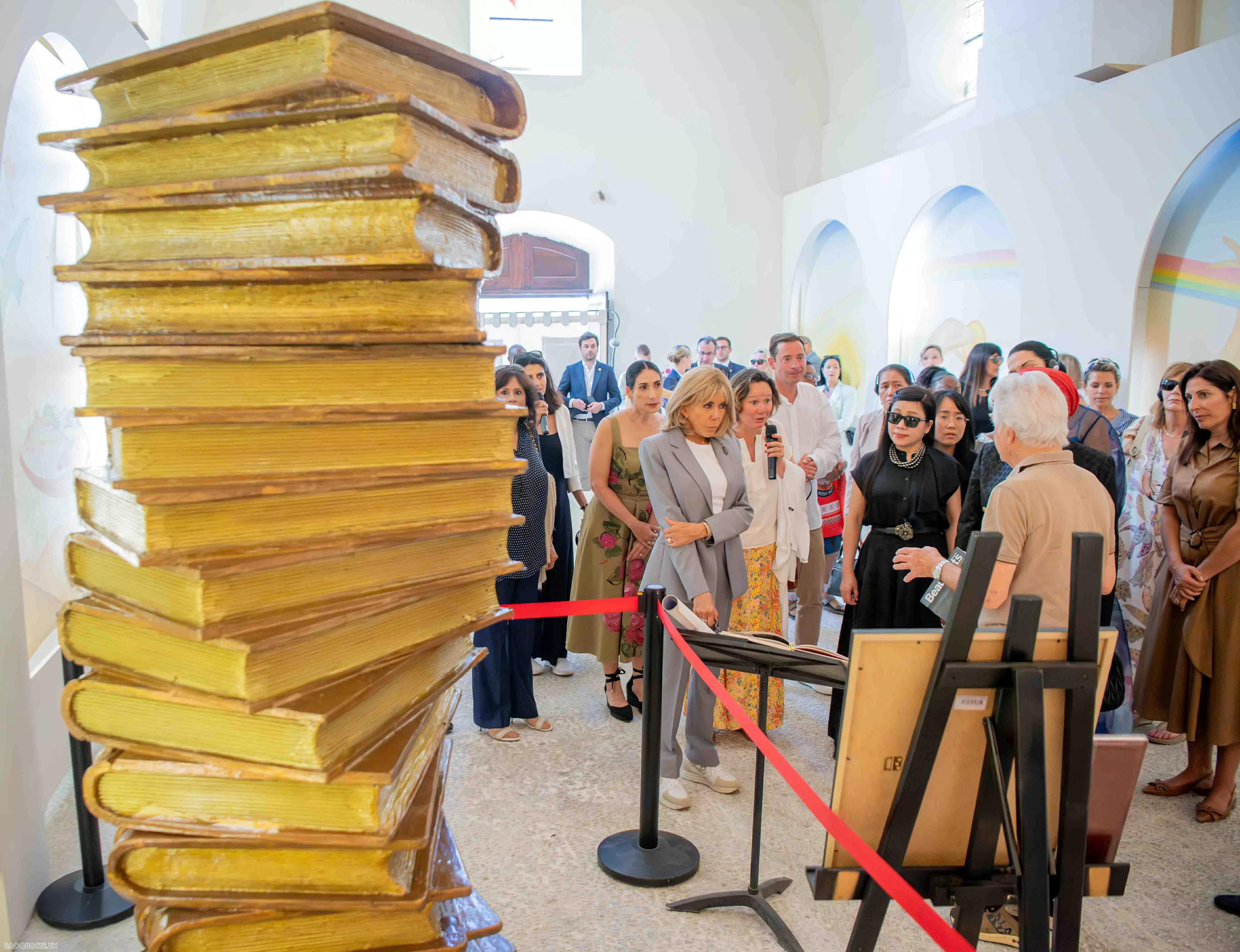 Phu nhân Thủ tướng cùng phu nhân, phu quân các nước dự Hội nghị UNOC 3 tham quan làng cổ Pháp Phu nhân Thủ tướng cùng phu nhân, phu quân các nước dự Hội nghị UNOC 3 tham quan làng cổ Pháp