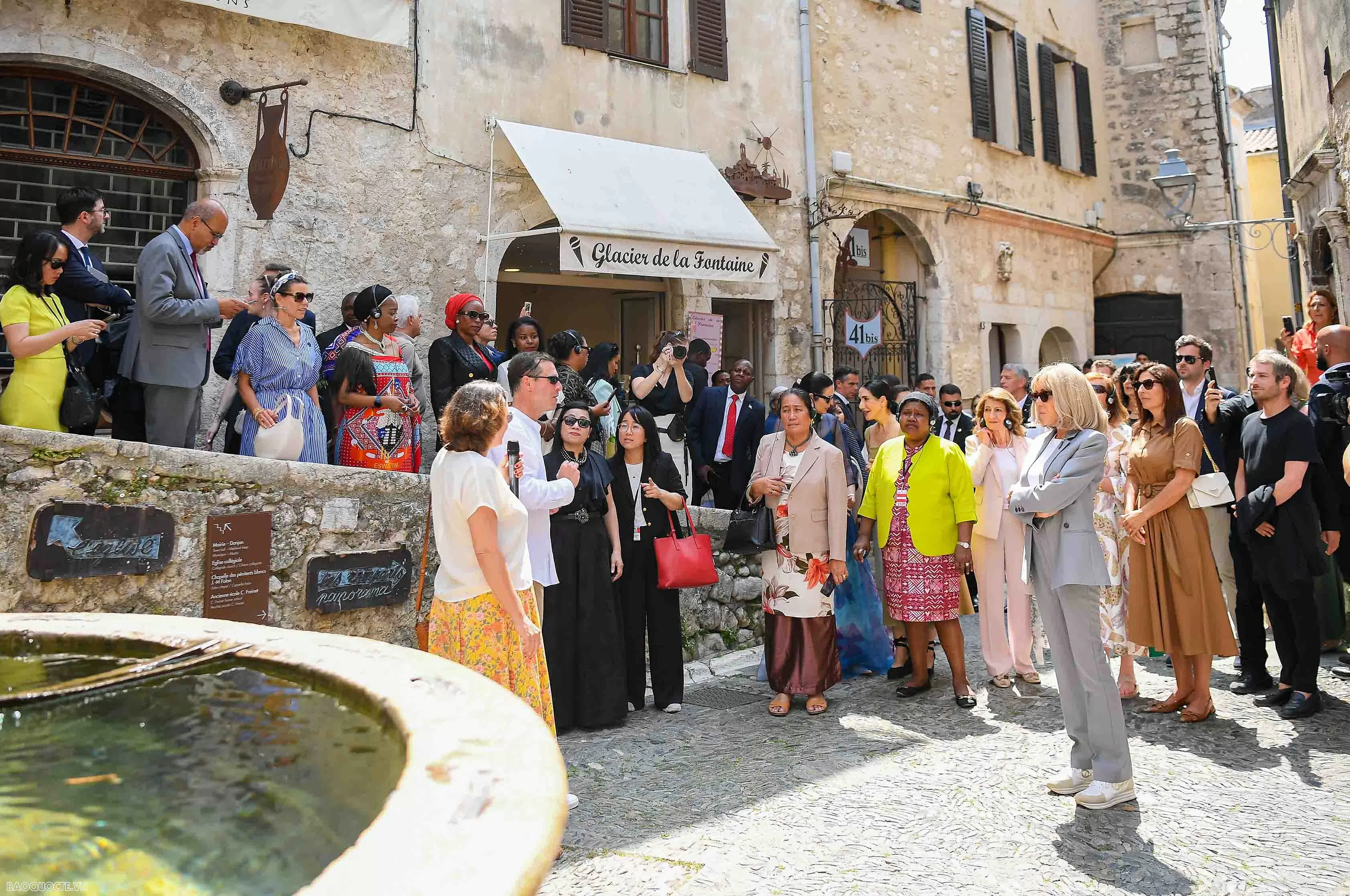 Phu nhân Thủ tướng cùng phu nhân, phu quân các nước dự Hội nghị UNOC 3 tham quan làng cổ Pháp Phu nhân Thủ tướng cùng phu nhân, phu quân các nước dự Hội nghị UNOC 3 tham quan làng cổ Pháp