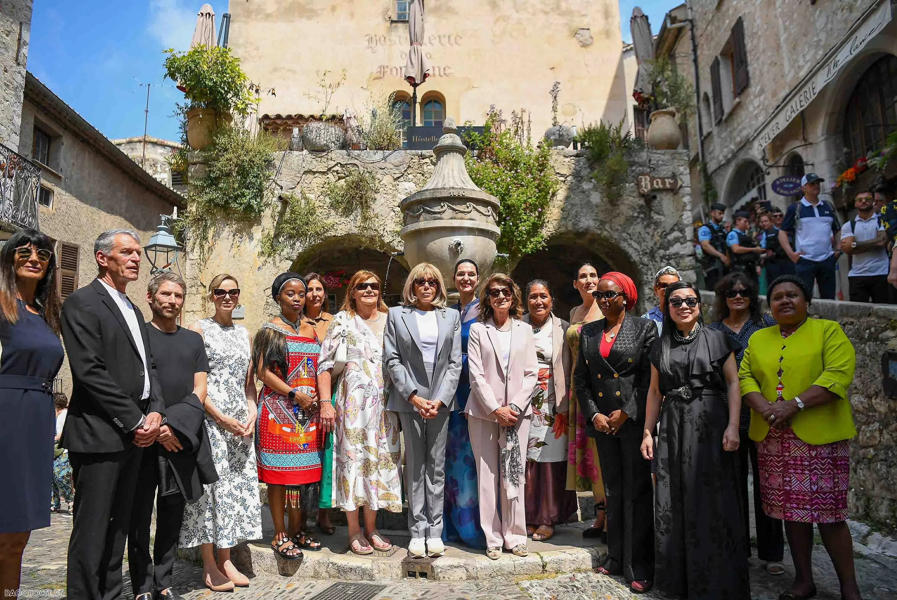 Phu nhân Thủ tướng cùng phu nhân, phu quân các nước dự Hội nghị UNOC 3 tham quan làng cổ Pháp Phu nhân Thủ tướng cùng phu nhân, phu quân các nước dự Hội nghị UNOC 3 tham quan làng cổ Pháp