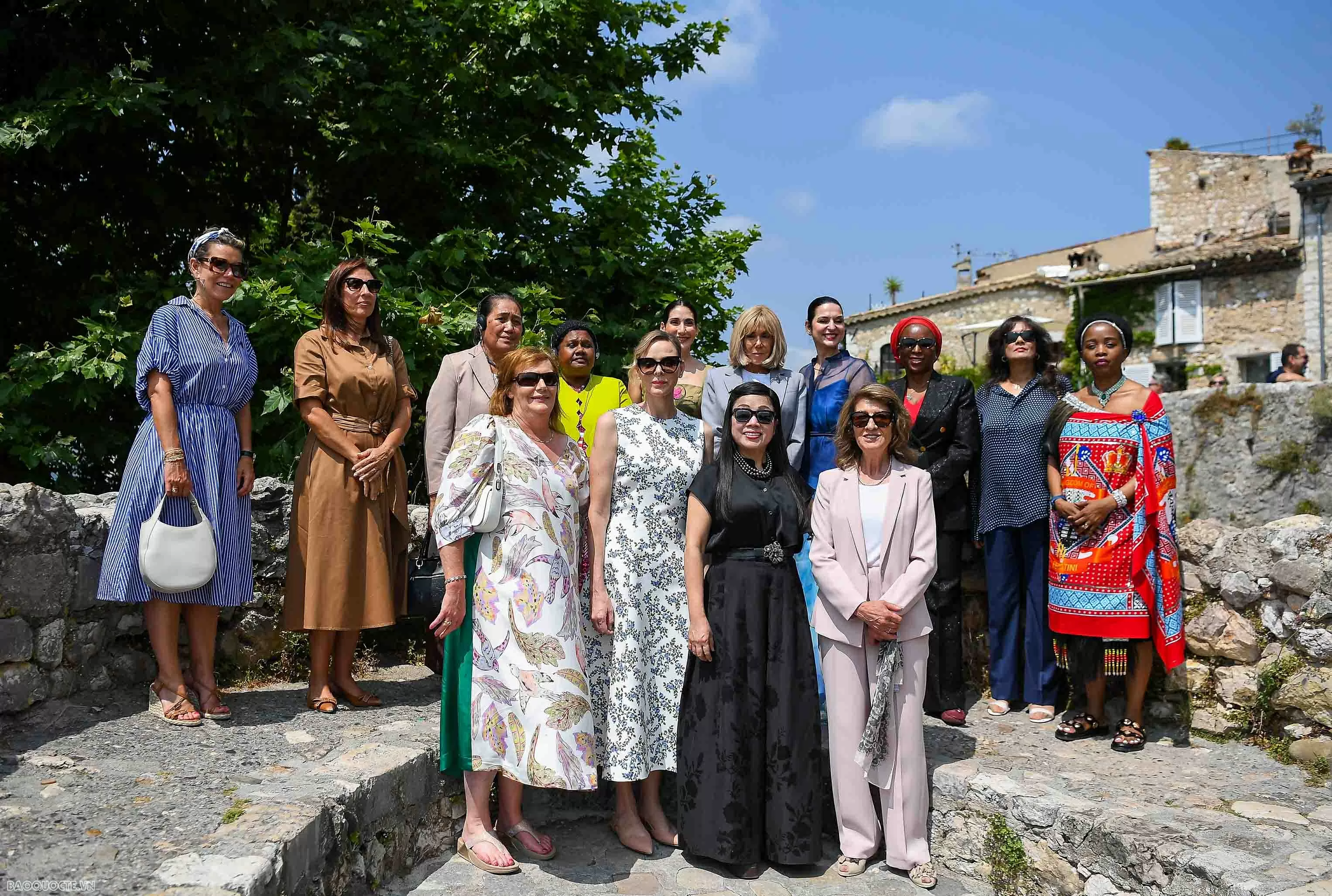 Phu nhân Thủ tướng cùng phu nhân, phu quân các nước dự Hội nghị UNOC 3 tham quan làng cổ Pháp Phu nhân Thủ tướng cùng phu nhân, phu quân các nước dự Hội nghị UNOC 3 tham quan làng cổ Pháp