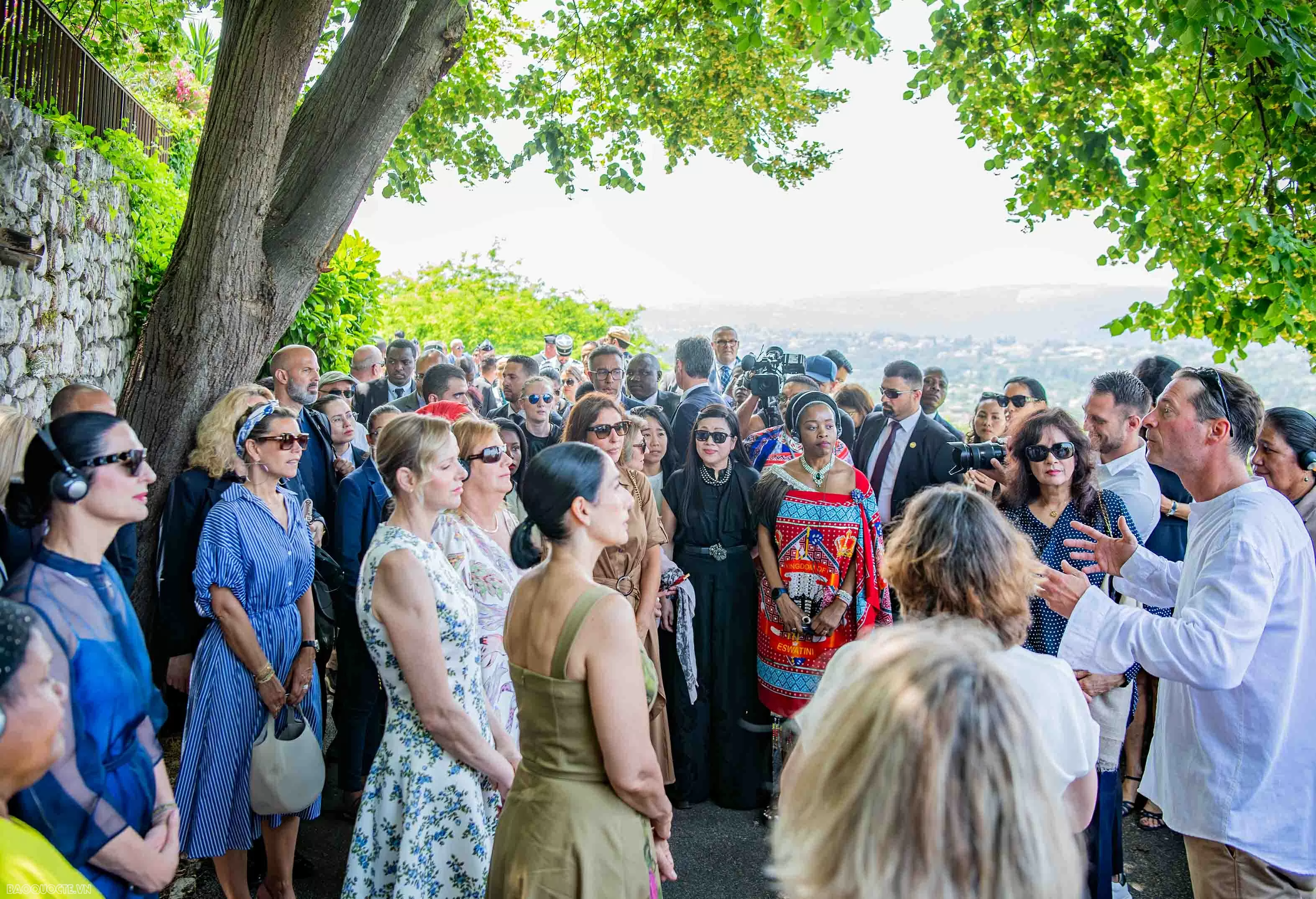 Phu nhân Thủ tướng cùng phu nhân, phu quân các nước dự Hội nghị UNOC 3 tham quan làng cổ Pháp Phu nhân Thủ tướng cùng phu nhân, phu quân các nước dự Hội nghị UNOC 3 tham quan làng cổ Pháp