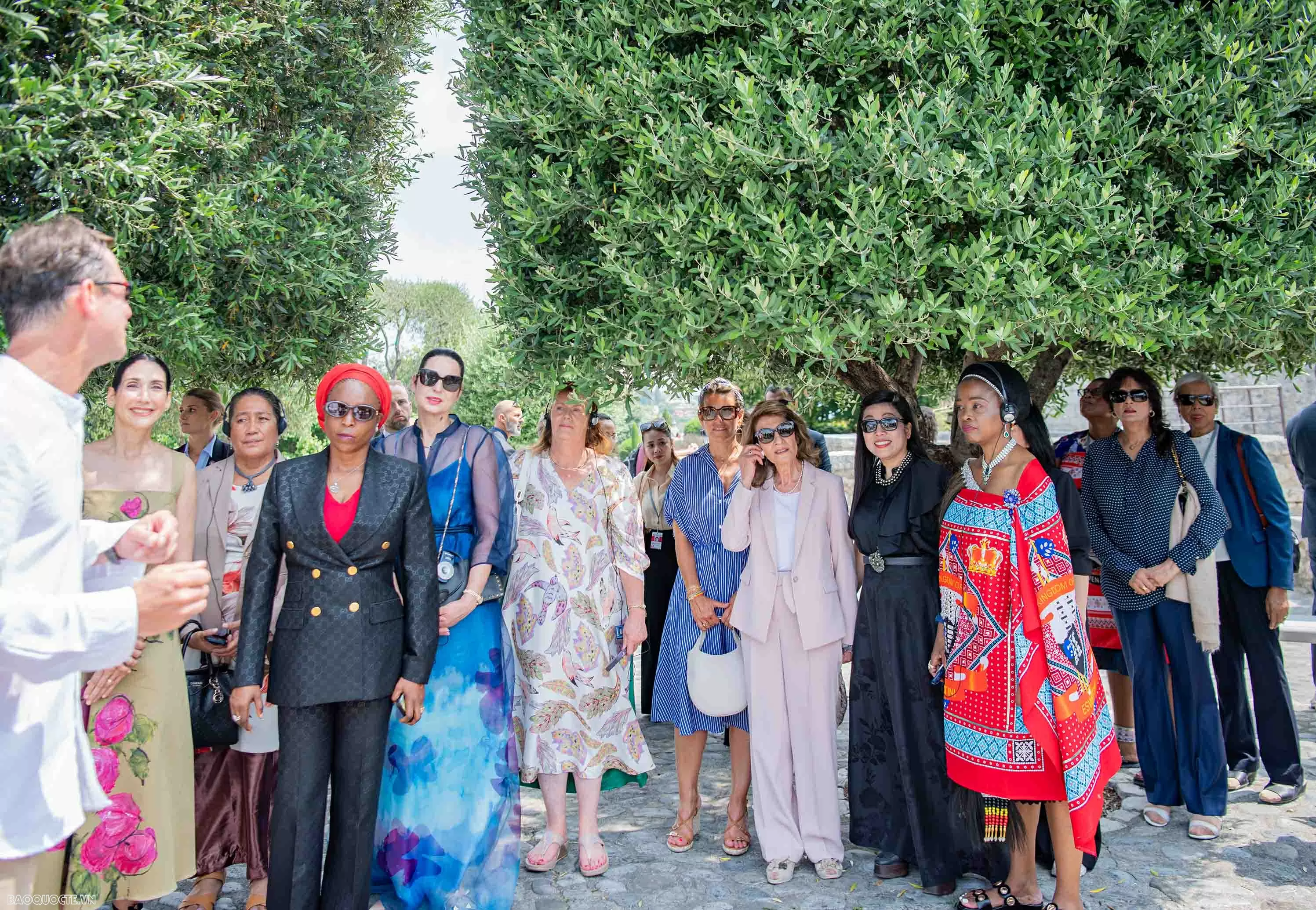 Phu nhân Thủ tướng cùng phu nhân, phu quân các nước dự Hội nghị UNOC 3 tham quan làng cổ Pháp Phu nhân Thủ tướng cùng phu nhân, phu quân các nước dự Hội nghị UNOC 3 tham quan làng cổ Pháp