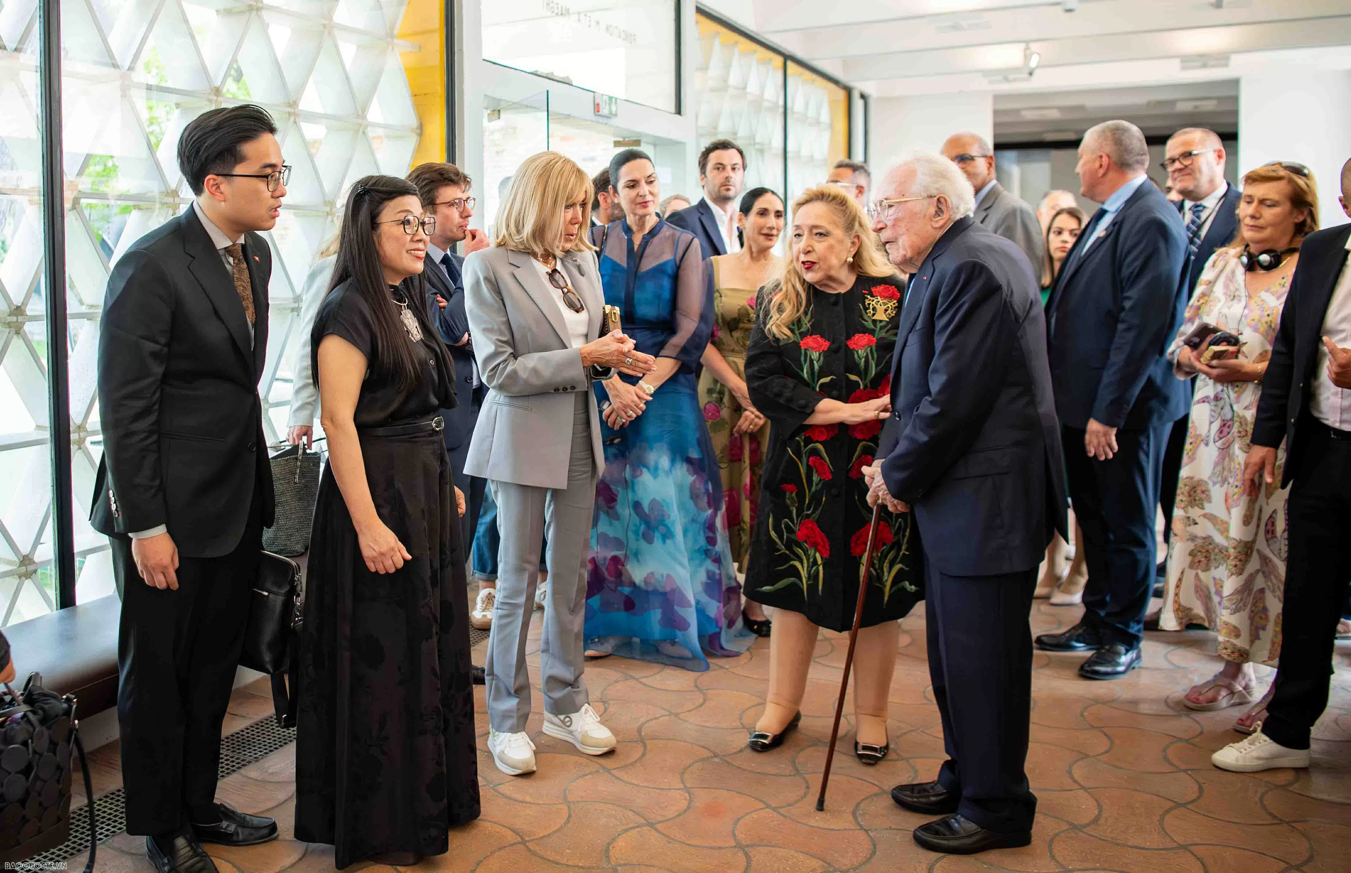 Phu nhân Thủ tướng cùng phu nhân, phu quân các nước dự Hội nghị UNOC 3 tham quan làng cổ Pháp Phu nhân Thủ tướng cùng phu nhân, phu quân các nước dự Hội nghị UNOC 3 tham quan làng cổ Pháp