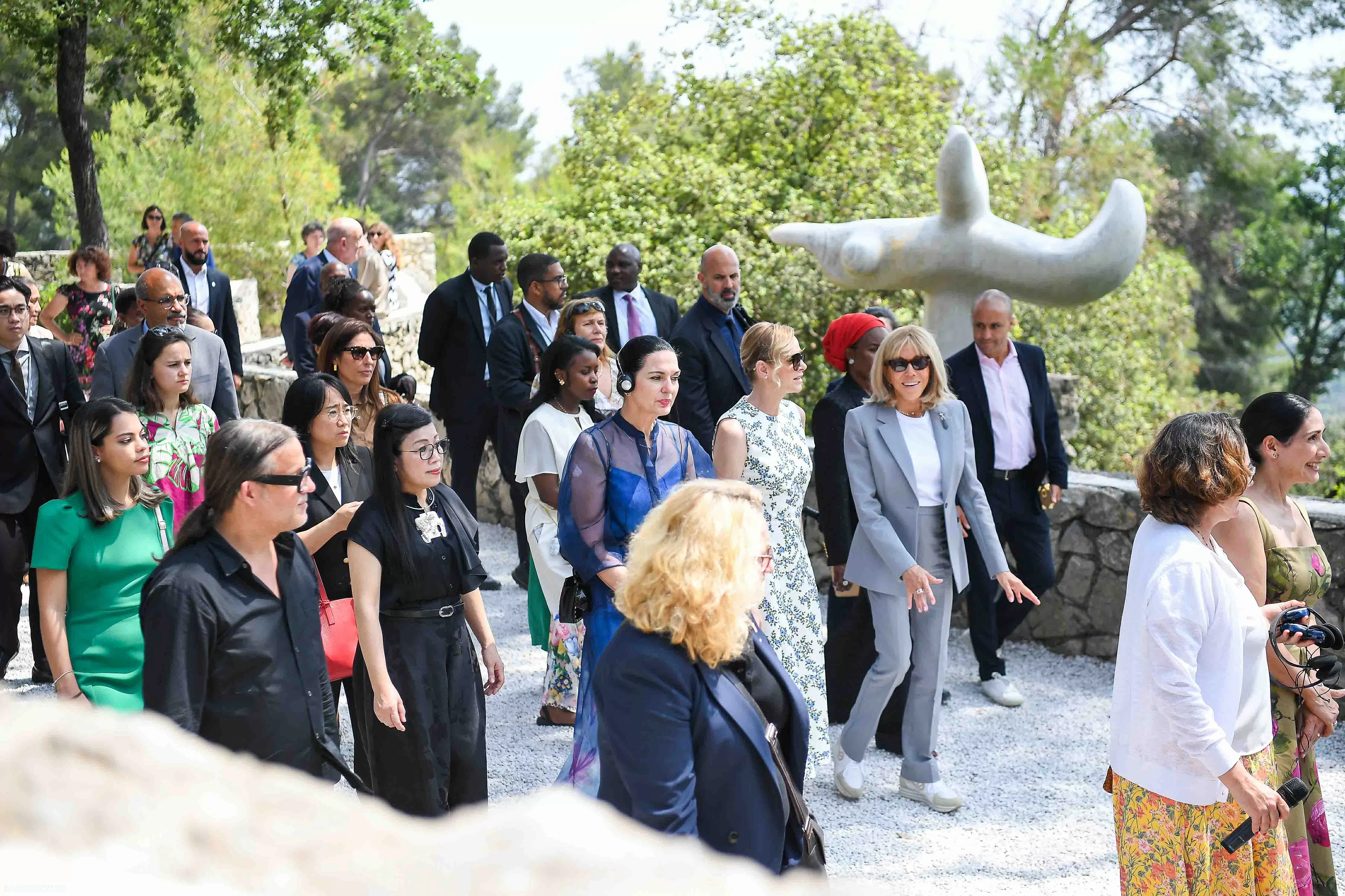 Phu nhân Thủ tướng cùng phu nhân, phu quân các nước dự Hội nghị UNOC 3 tham quan làng cổ Pháp Phu nhân Thủ tướng cùng phu nhân, phu quân các nước dự Hội nghị UNOC 3 tham quan làng cổ Pháp