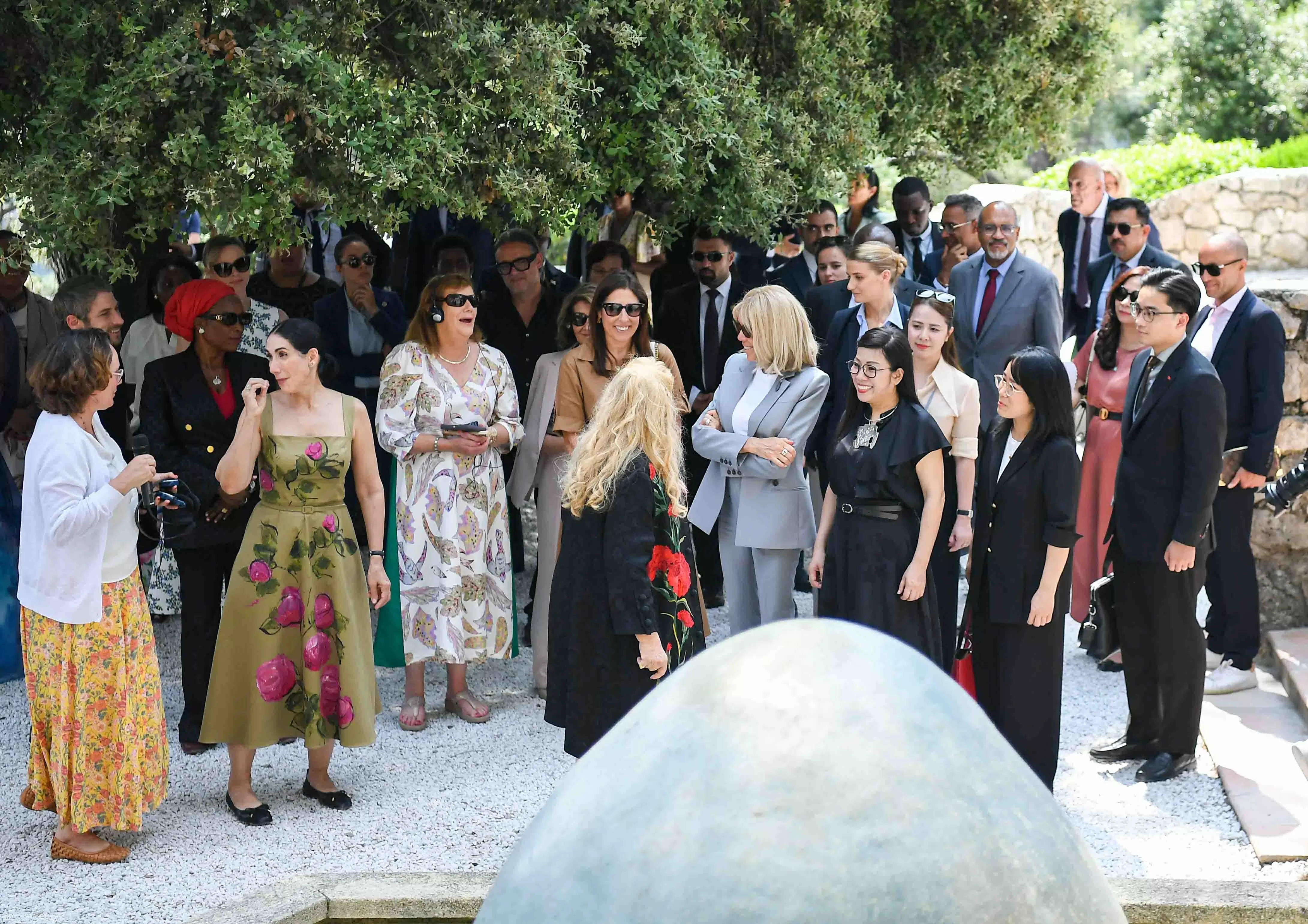 Phu nhân Thủ tướng cùng phu nhân, phu quân các nước dự Hội nghị UNOC 3 tham quan làng cổ Pháp