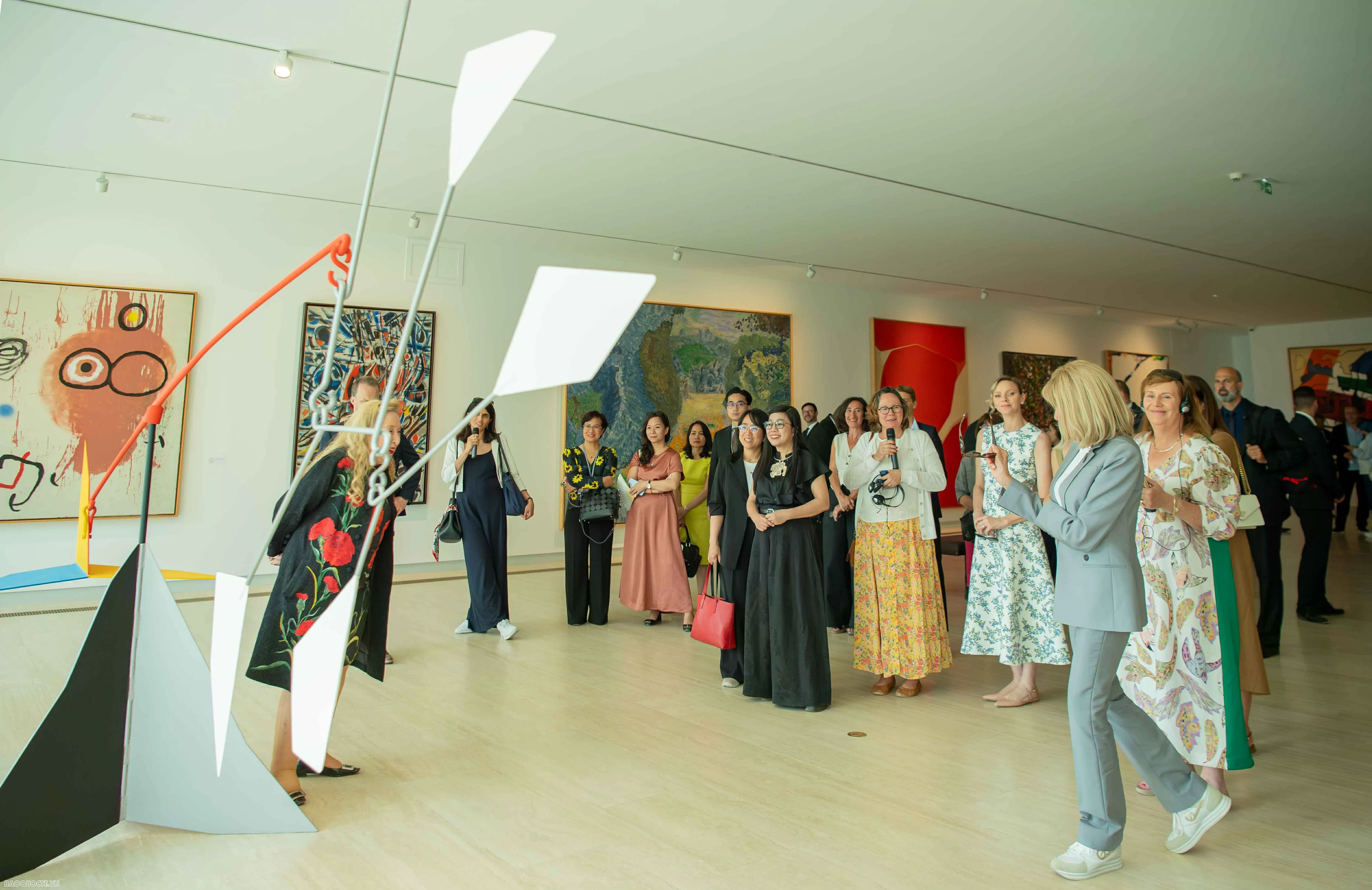 Phu nhân Thủ tướng cùng phu nhân, phu quân các nước dự Hội nghị UNOC 3 tham quan làng cổ Pháp Phu nhân Thủ tướng cùng phu nhân, phu quân các nước dự Hội nghị UNOC 3 tham quan làng cổ Pháp