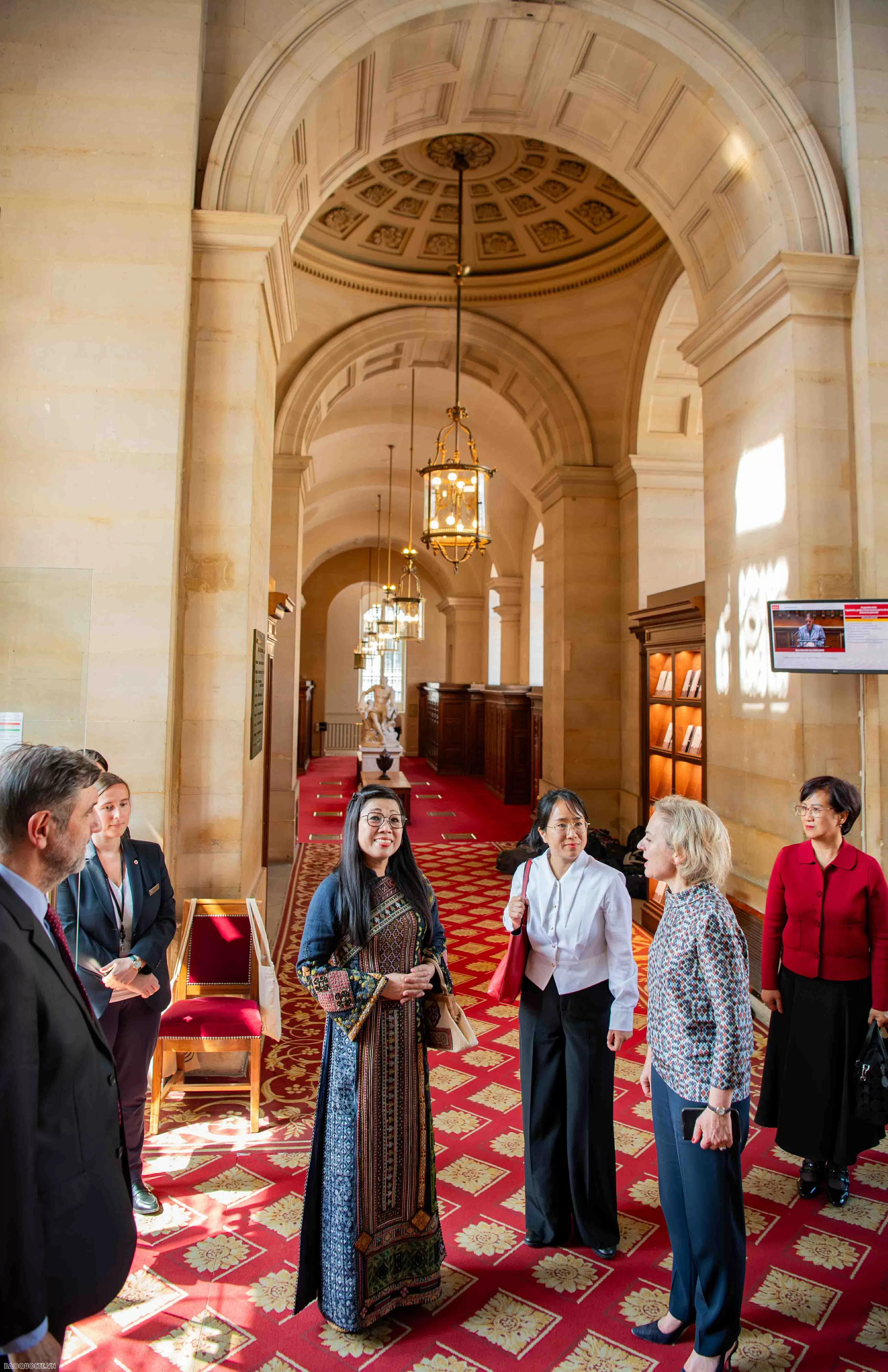 Phu nhân Thủ tướng cùng phu nhân, phu quân các nước dự Hội nghị UNOC 3 tham quan làng cổ Pháp Phu nhân Thủ tướng cùng phu nhân, phu quân các nước dự Hội nghị UNOC 3 tham quan làng cổ Pháp