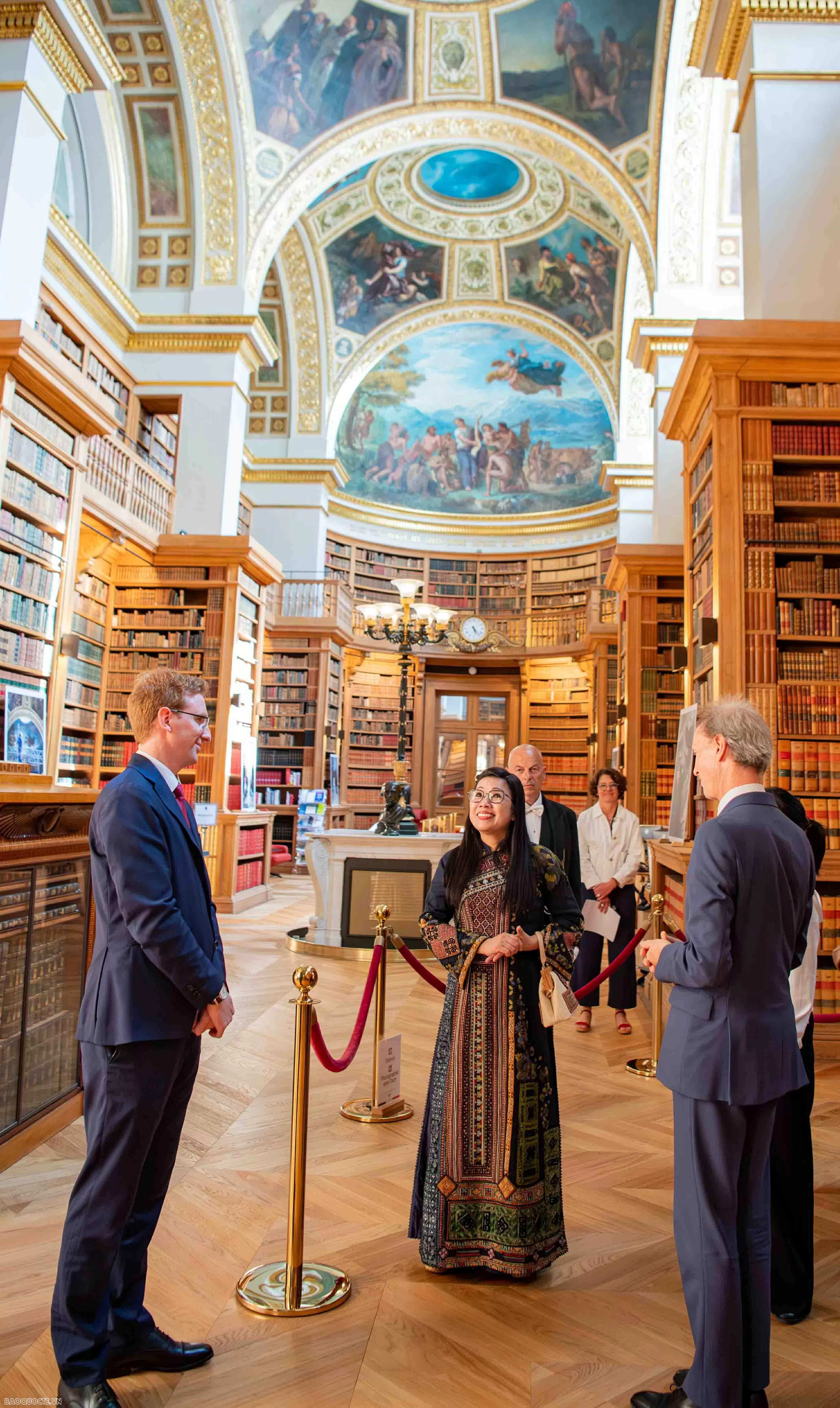 Phu nhân Thủ tướng cùng phu nhân, phu quân các nước dự Hội nghị UNOC 3 tham quan làng cổ Pháp Phu nhân Thủ tướng cùng phu nhân, phu quân các nước dự Hội nghị UNOC 3 tham quan làng cổ Pháp