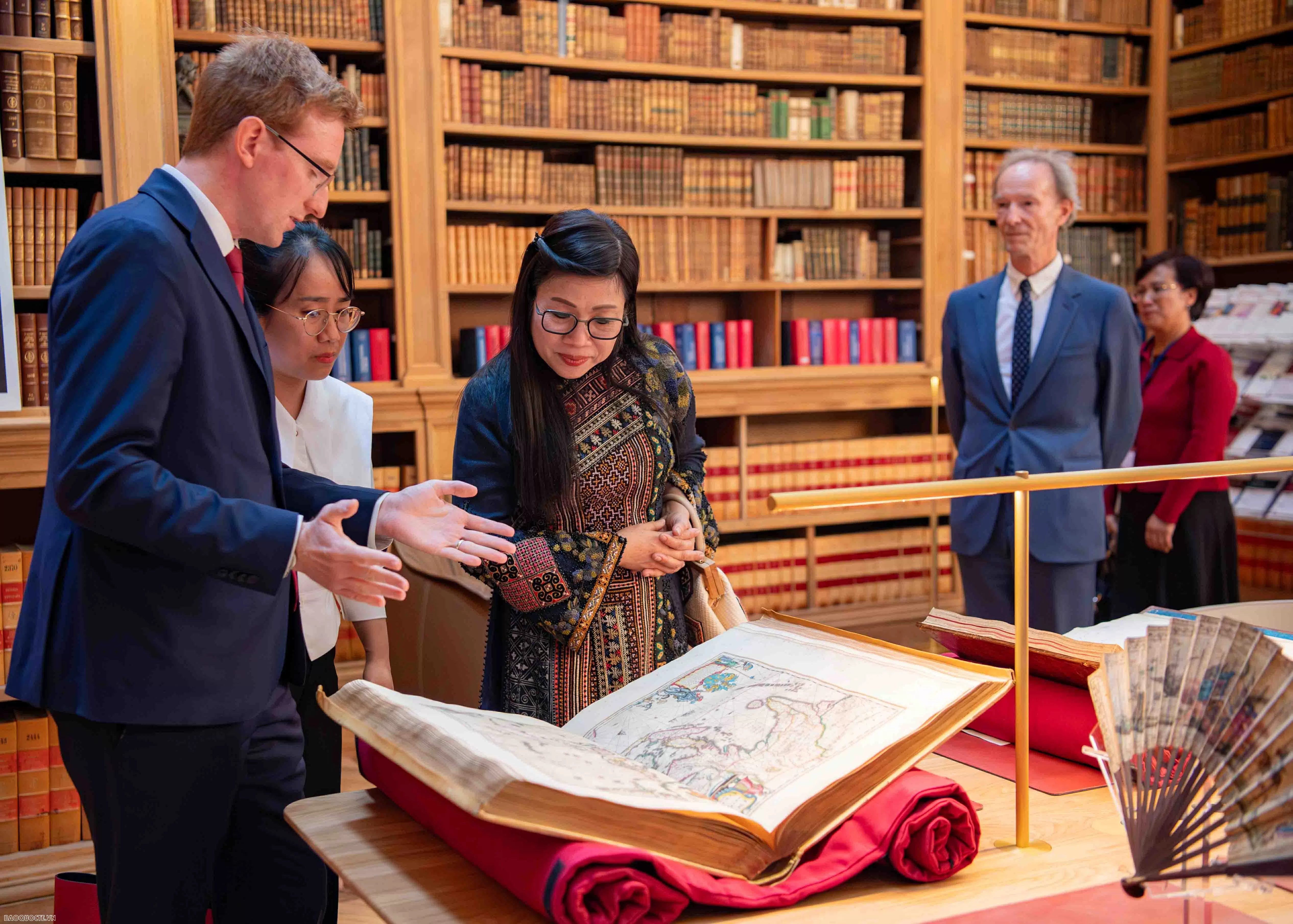 Phu nhân Thủ tướng cùng phu nhân, phu quân các nước dự Hội nghị UNOC 3 tham quan làng cổ Pháp Phu nhân Thủ tướng cùng phu nhân, phu quân các nước dự Hội nghị UNOC 3 tham quan làng cổ Pháp