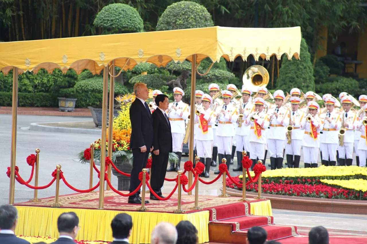 Chủ tịch nước Lương Cường nhiệt liệt chào mừng Tổng thống Lithuania Gitanas Nauseda, hai nhà lãnh đạo bước lên bục danh dự, trong khi Quân nhạc cử Quốc thiều hai nước. (Ảnh: Thành Long) Chủ tịch nước Lương Cường nhiệt liệt chào mừng Tổng thống Lithuania Gitanas Nauseda, hai nhà lãnh đạo bước lên bục danh dự, trong khi Quân nhạc cử Quốc thiều hai nước. (Ảnh: Thành Long)